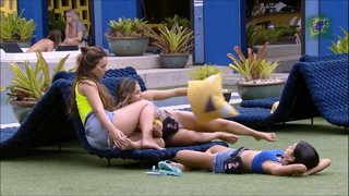 Gabi Martins feet photo thumbnail