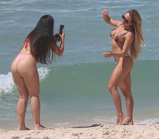 Gabi Martins feet photo thumbnail