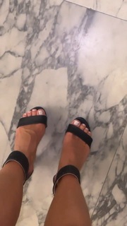 Gabi Martins feet photo thumbnail