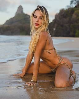 Gabi Martins feet photo thumbnail