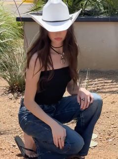 Gabriela Bee feet photo 5