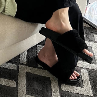 Gabriela Prioli feet photo thumbnail