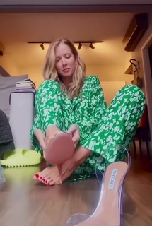 Gabriela Prioli feet photo thumbnail