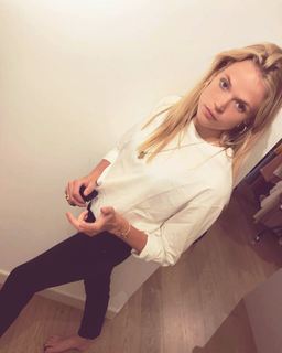 Gabriella Wilde feet photo thumbnail