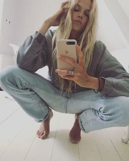 Gabriella Wilde feet photo thumbnail