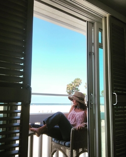 Gabrielle Anwar feet photo thumbnail