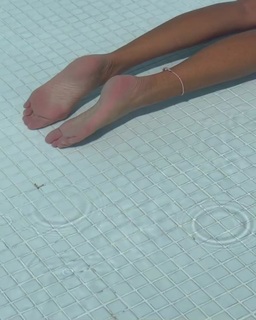 Gabrielle Anwar feet photo thumbnail