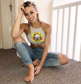 Gabrielle Taylor feet photo thumbnail