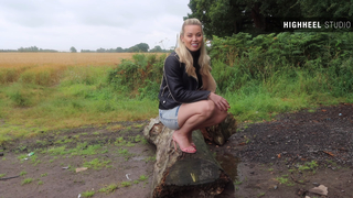 Gabrielle Taylor feet photo thumbnail