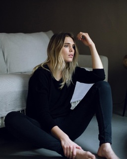 Gaia Weiss feet photo thumbnail