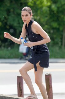 Gal Gadot feet photo thumbnail