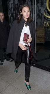Gal Gadot feet photo thumbnail