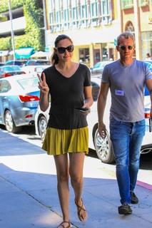 Gal Gadot feet photo thumbnail