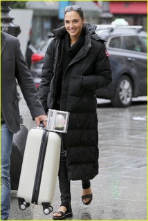 Gal Gadot feet photo thumbnail