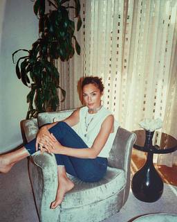 Gal Gadot feet photo thumbnail
