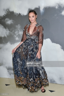 Gal Gadot feet photo thumbnail