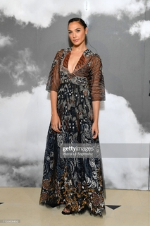 Gal Gadot feet photo thumbnail