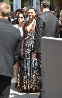 Gal Gadot feet photo thumbnail