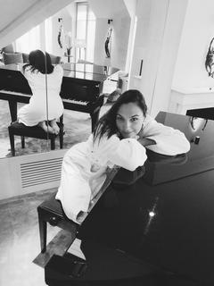 Gal Gadot feet photo thumbnail