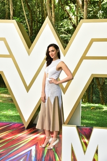 Gal Gadot feet photo thumbnail