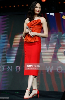 Gal Gadot feet photo thumbnail