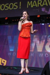 Gal Gadot feet photo thumbnail