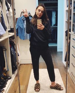 Gal Gadot feet photo thumbnail