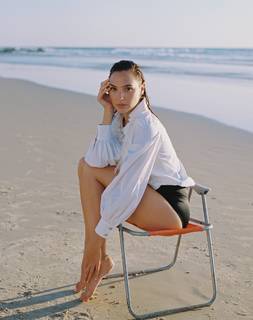 Gal Gadot feet photo thumbnail