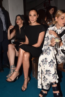 Gal Gadot feet photo thumbnail