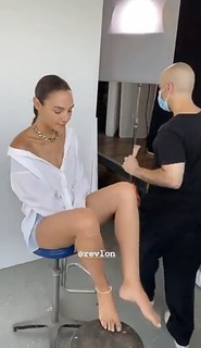 Gal Gadot feet photo thumbnail