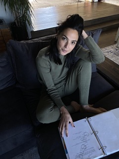 Gal Gadot feet photo thumbnail