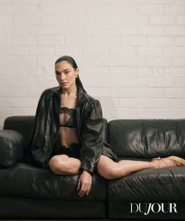 Gal Gadot feet photo thumbnail