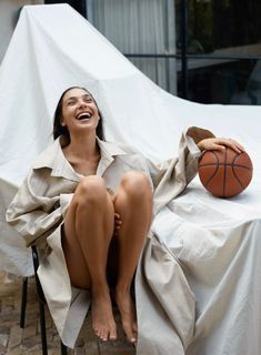 Gal Gadot feet photo thumbnail