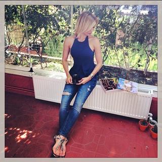 Gamze Özçelik feet photo 4