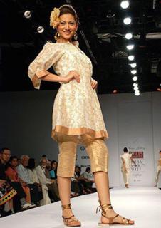 Gauhar Khan feet photo thumbnail