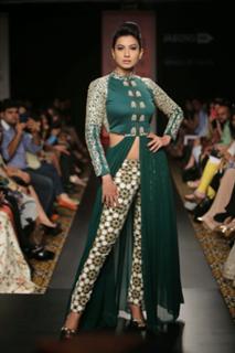 Gauhar Khan feet photo thumbnail