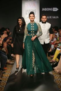 Gauhar Khan feet photo thumbnail