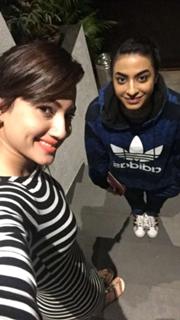 Gauhar Khan feet photo thumbnail