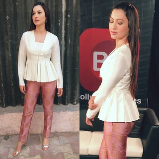 Gauhar Khan feet photo thumbnail
