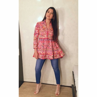 Gauhar Khan feet photo thumbnail