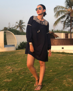 Gauhar Khan feet photo thumbnail