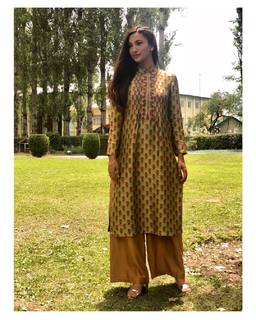 Gauhar Khan feet photo thumbnail