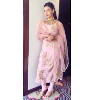 Gauhar Khan feet photo thumbnail