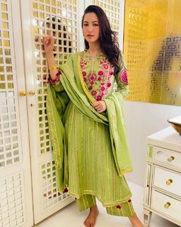 Gauhar Khan feet photo thumbnail