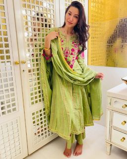 Gauhar Khan feet photo thumbnail