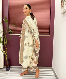 Gauhar Khan feet photo thumbnail
