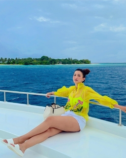 Gauhar Khan feet photo thumbnail