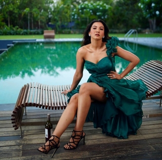 Gauhar Khan feet photo thumbnail
