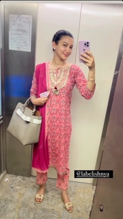 Gauhar Khan feet photo thumbnail