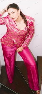 Gauhar Khan feet photo thumbnail